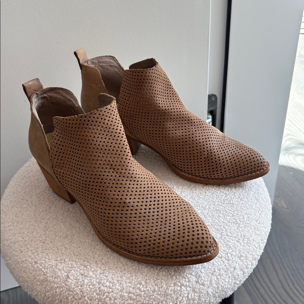 Dolce Vita Sonya Perforate Taupe Suede Ankle Bootie 7 GUC - Picture 2 of 9